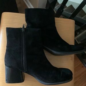 Ladies sz 10 black suede zippered boots